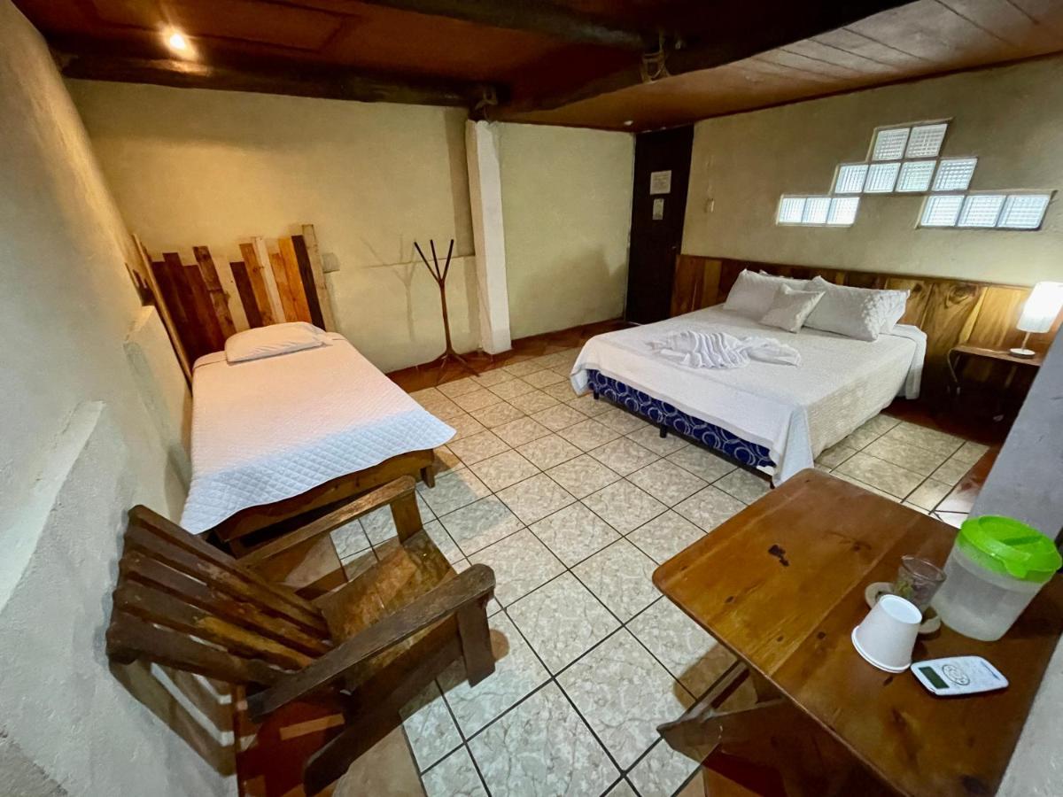 Johnnys Place Hotel Monterrico Exteriör bild