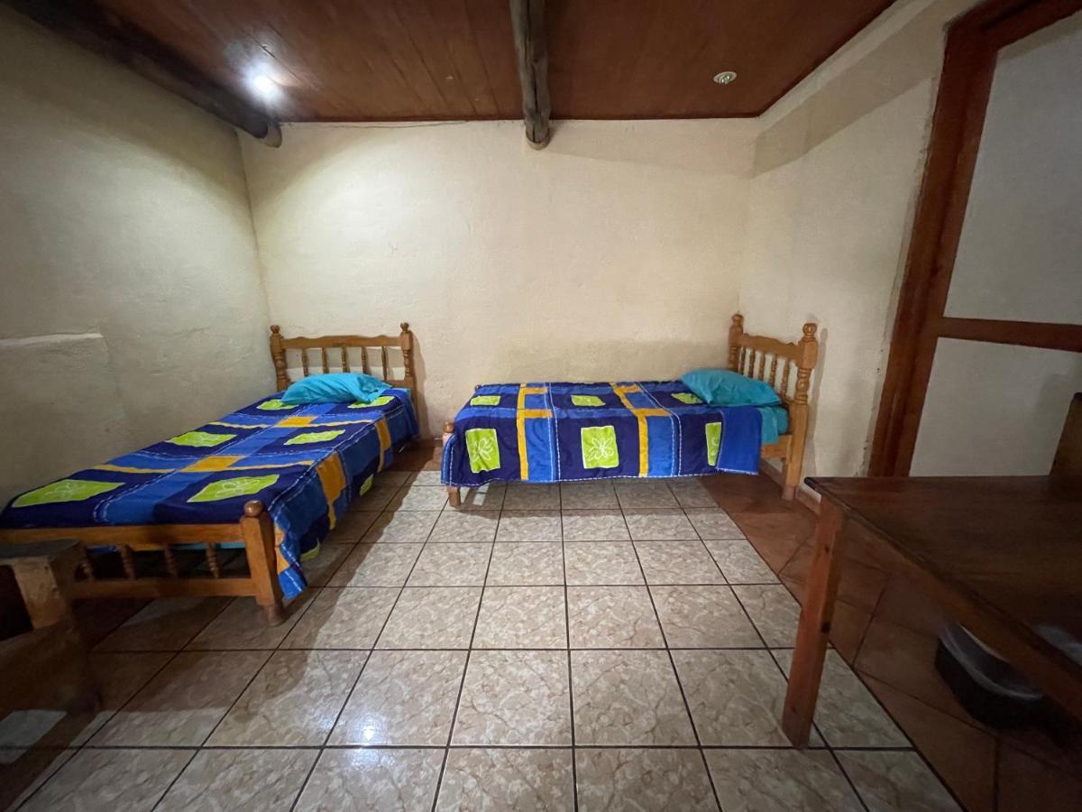 Johnnys Place Hotel Monterrico Exteriör bild