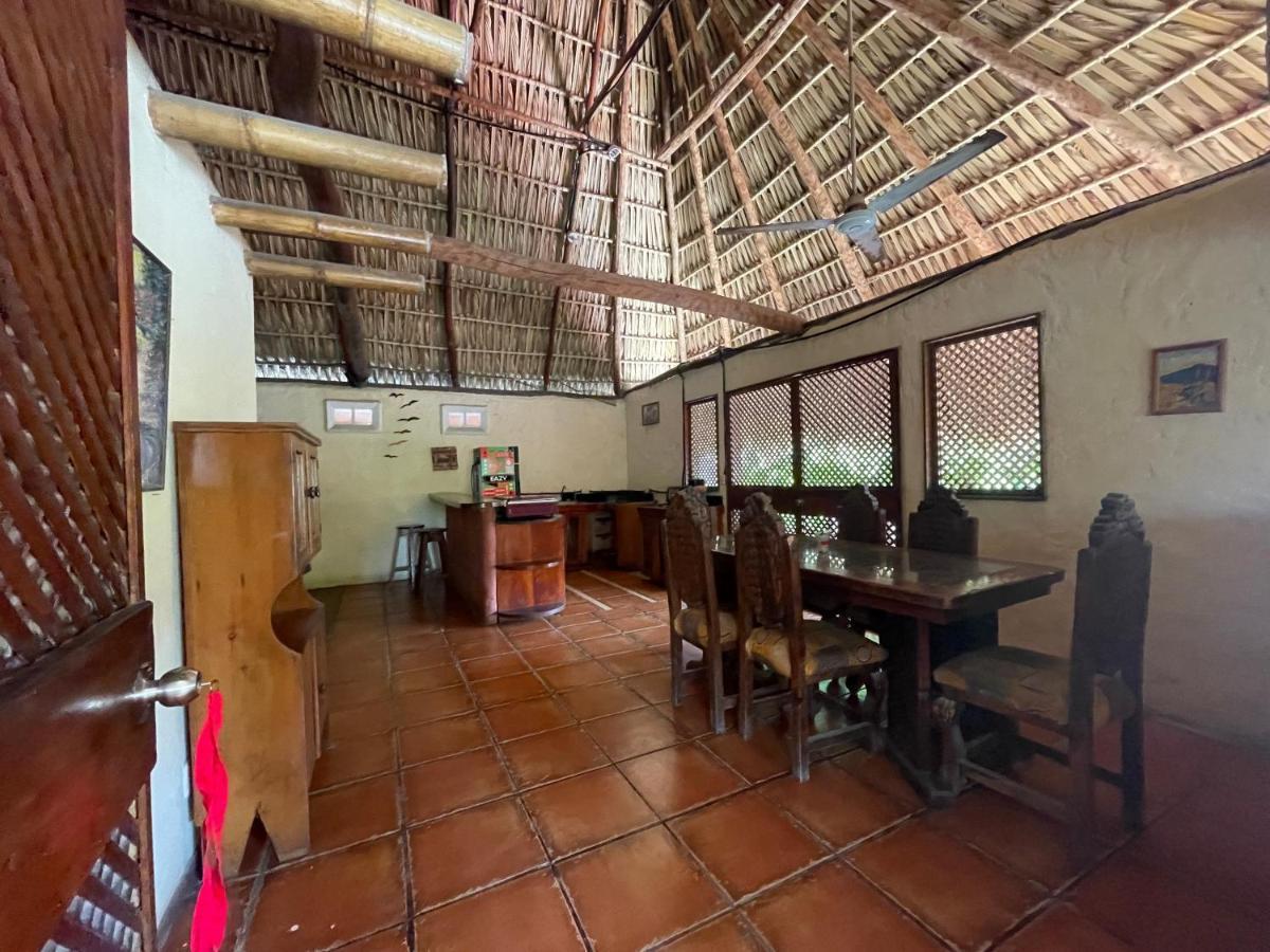 Johnnys Place Hotel Monterrico Exteriör bild
