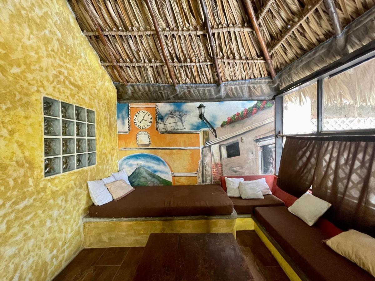 Johnnys Place Hotel Monterrico Exteriör bild