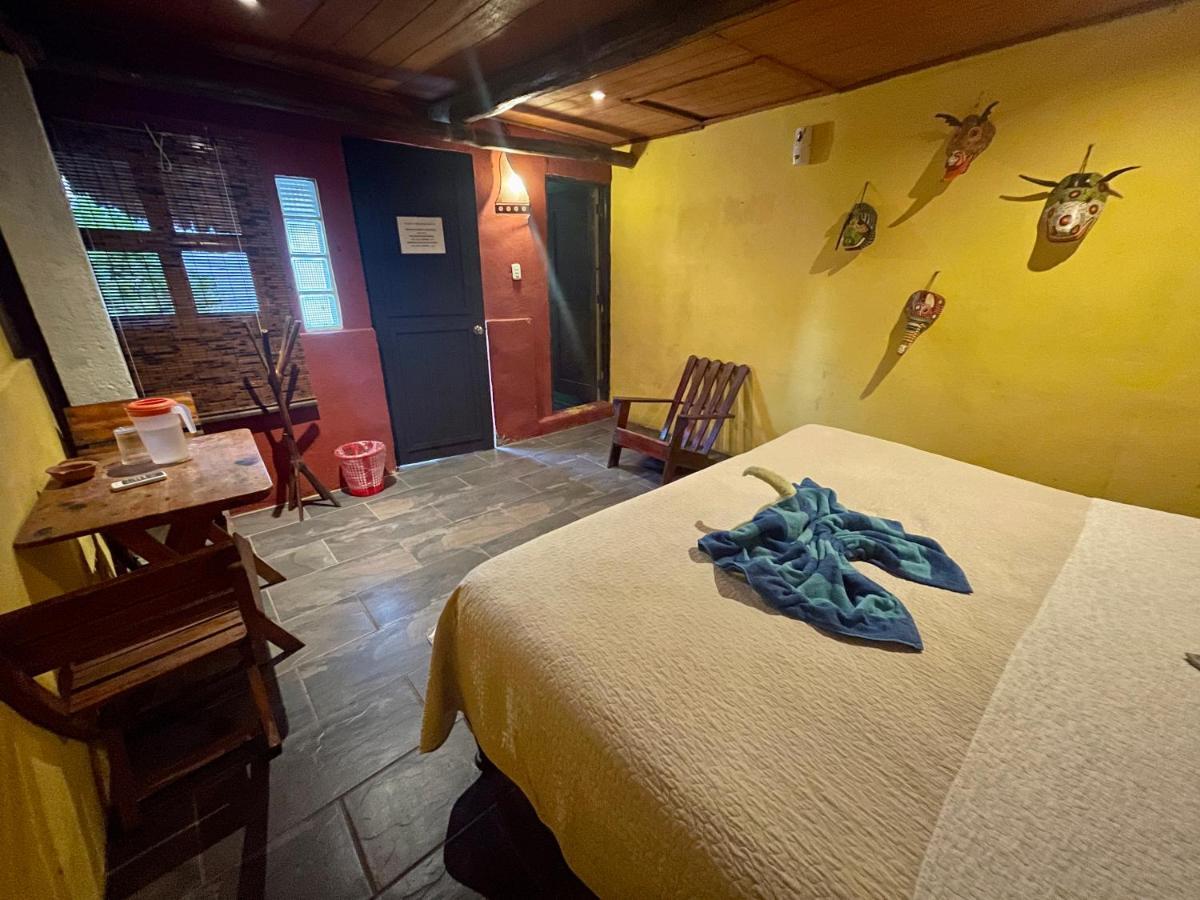 Johnnys Place Hotel Monterrico Exteriör bild