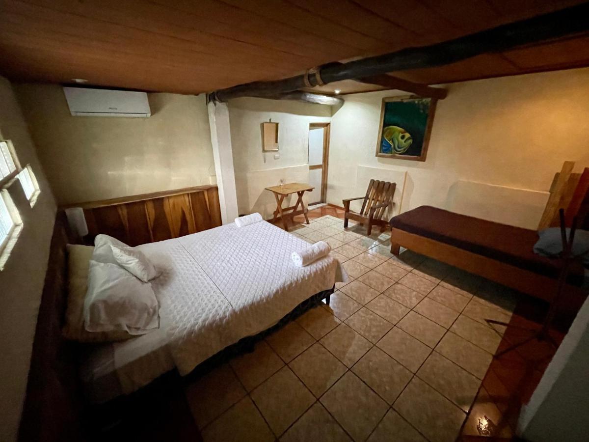 Johnnys Place Hotel Monterrico Exteriör bild
