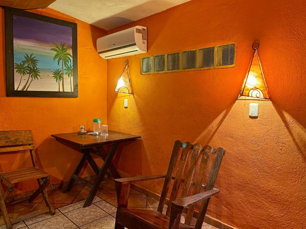Johnnys Place Hotel Monterrico Exteriör bild