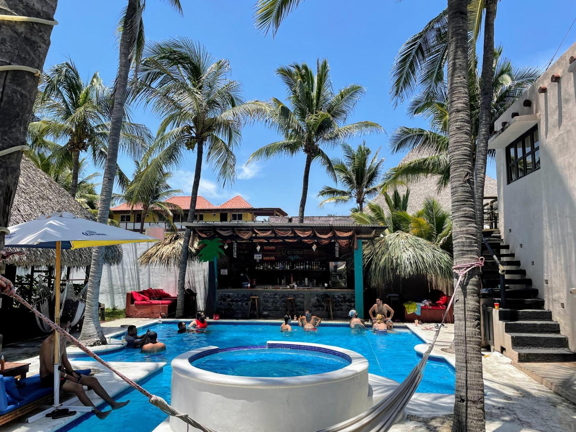 Johnnys Place Hotel Monterrico Exteriör bild